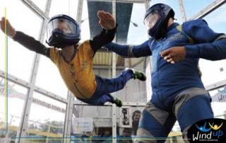 Paraquedismo Indoor com crianças e adolescentes no Wind up Indoor Skydiving